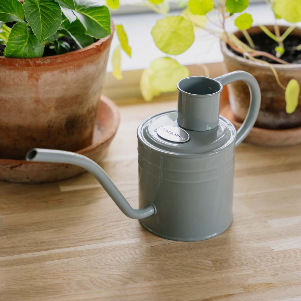 gießkanne zimmerpflanzen metall Metall-Gießkanne für den Innenbereich, 1 l, warmes Grau – minimalistisch